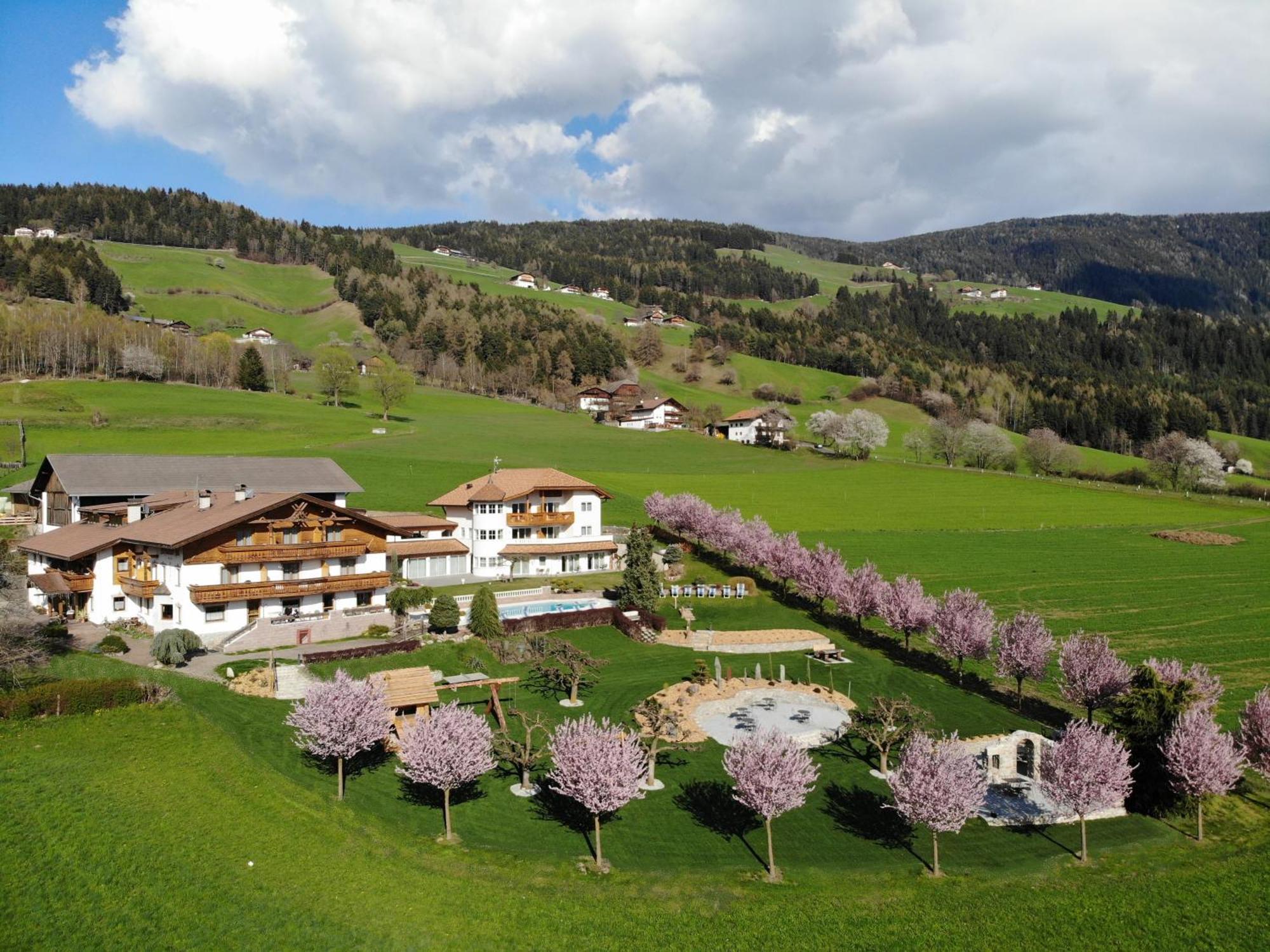 Hotel Nussbaumerhof *** Rodeneck Exterior foto